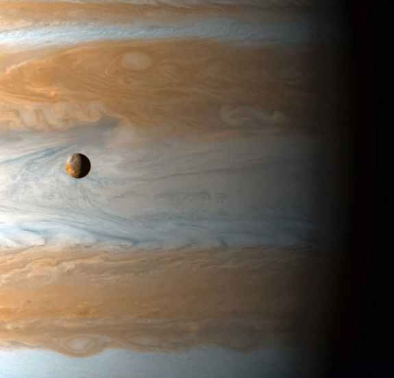 Bild von Jupiter mit einem kleinen Mond im Vordergrund.