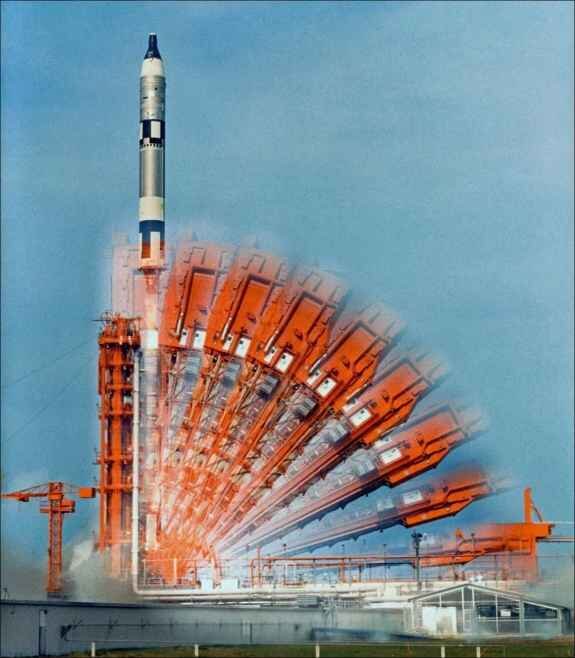 Raketenstart mit mehreren orangefarbenen Startvorbereitungen und Rauchentwicklung.