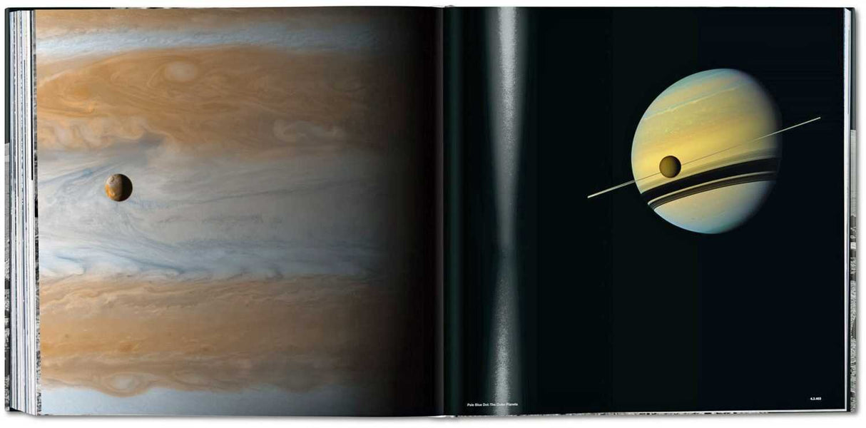 Doppelbild: Links Jupiter mit Wolken, rechts Saturn mit Ring und Mond.