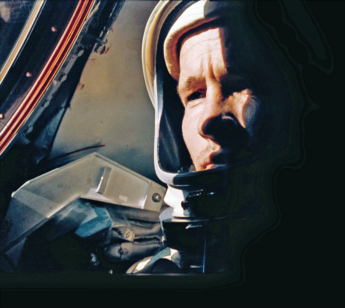 Nahaufnahme eines Astronauten im Raumanzug, Blick nach vorne, im Cockpit.