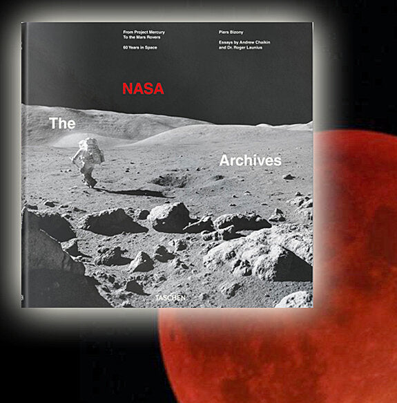 Buchcover mit Mondlandschaft, Astronaut und Titel "NASA The Archives" in Schwarz-Weiß.
