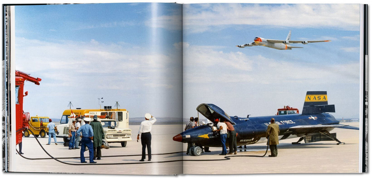 Bilder von Flugzeugen, Menschen und Bodenfahrzeugen auf einem Flugfeld, mit einem Flugzeug in der Luft.