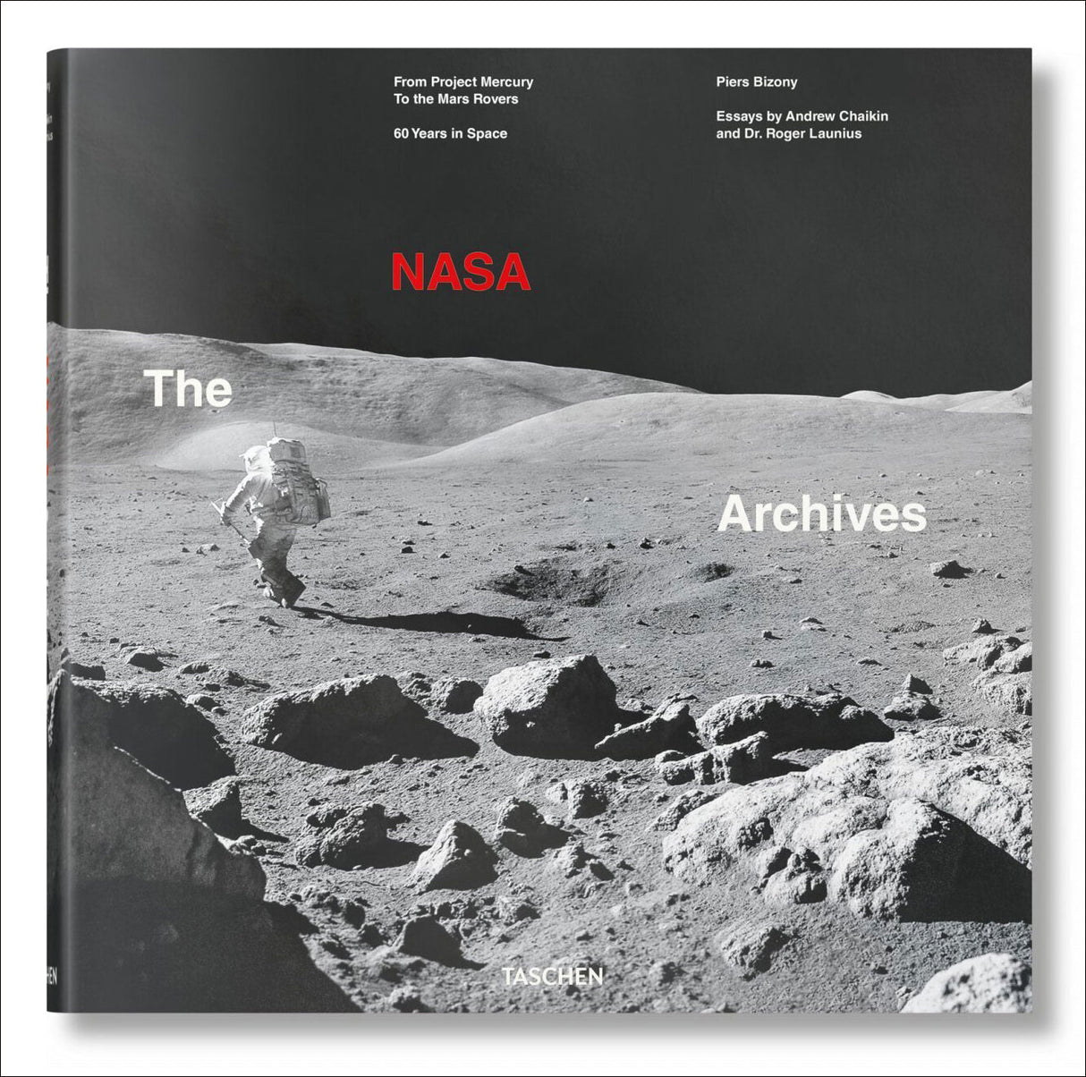 Schwarz-weißes Bild eines Astronauten auf der Mondoberfläche mit Felsen und Hügeln im Hintergrund.