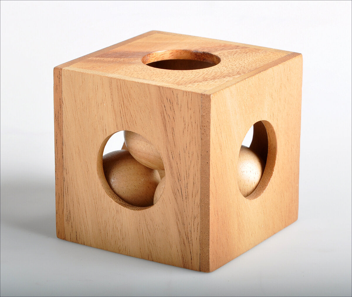 Holzquadrat mit runden Löchern und Holzklötzchen, die durch die Löcher passen.