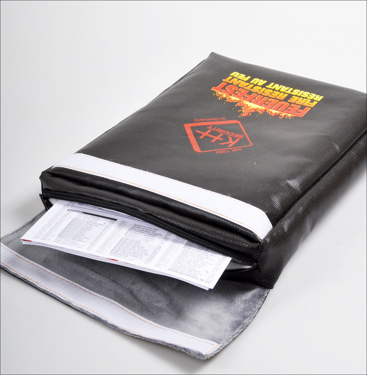 Ein schwarzer Erste-Hilfe-Koffer mit "Rescue Run" Aufkleber, offen mit Dokumenten und Verband sichtbar.