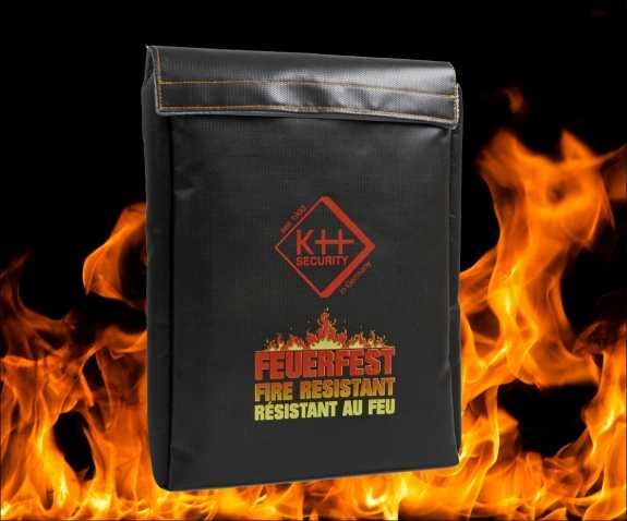 Schwarzer Feuerlöscher mit KH Security-Logo und "Feuerfest" Aufdruck, vor Flammen im Hintergrund.