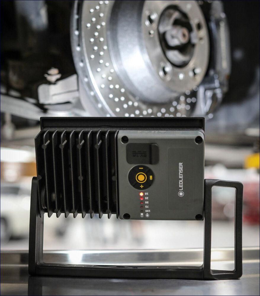 Messgerät vor einer Fahrzeugbremse, vermutlich zur Messung oder Diagnose.