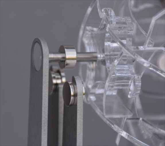 Nahaufnahme eines medizinischen Geräts mit metallenen und transparenten Kunststoffteilen.