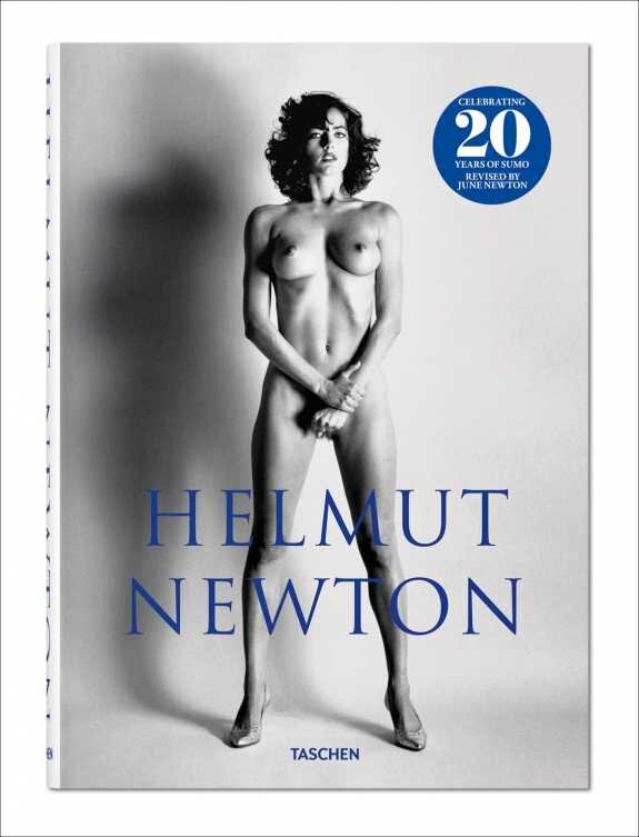 Schwarz-weißes Cover eines Buchs mit einer nackten Frau, die vor einer weißen Wand steht, Hände vor dem Intimbereich.