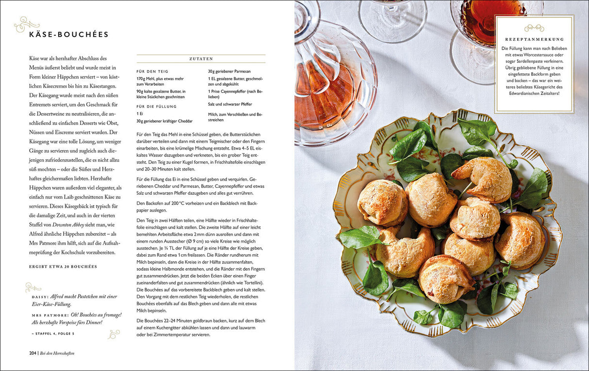 Bunte, goldbraune Käse-Bouchées auf einem goldverzierten Teller mit grünen Blättern, daneben ein Glas Roséwein.