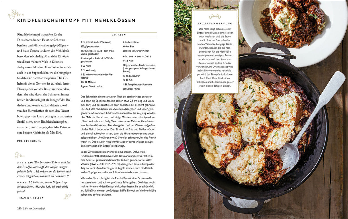 Gekochter Rindfleisch-Eintopf mit Mehllocken in einem schwarzen Topf, daneben ein Löffel, auf Holzuntergrund.