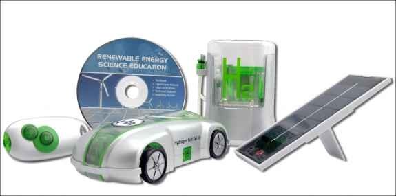 Verschiedene nachhaltige Energie- und Wissenschaftsprodukte, darunter ein CD, ein Solar-Panel, ein kleines Fahrzeug