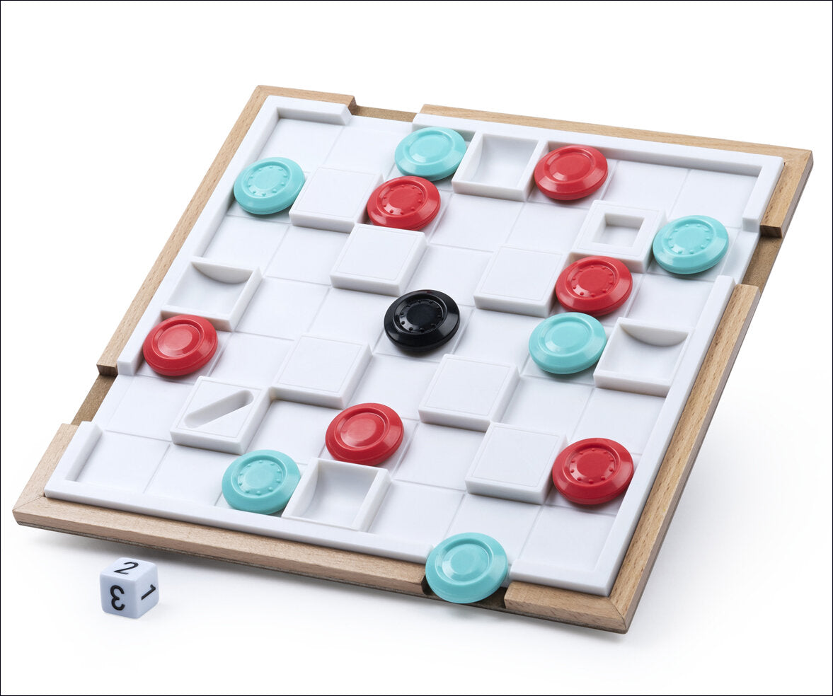 Brettspiel "Mensch ärgere dich nicht" mit weißen, roten, blauen und schwarzen Spielsteinen und Würfel auf weißem Hintergrund.