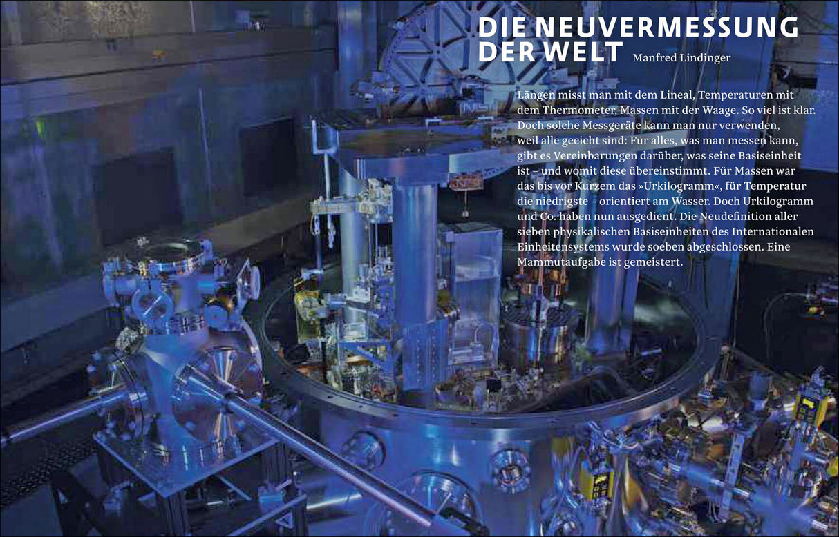 Blick auf ein komplexes wissenschaftliches Messgerät mit Metallteilen und Kabeln, im blauen Licht.