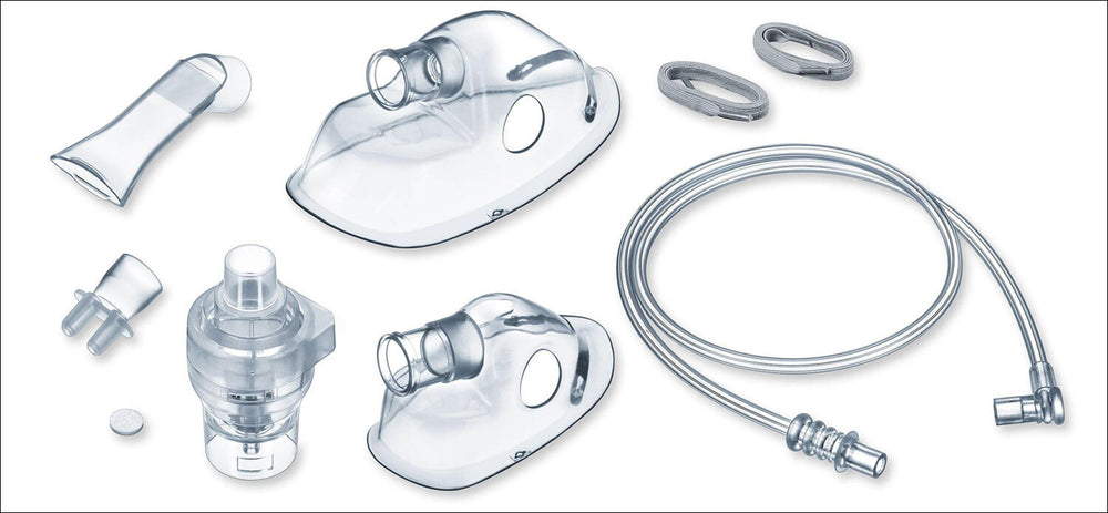 Verschiedene Teile eines Beatmungsgeräts, darunter Masken, Schläuche, Filter und Zubehör.