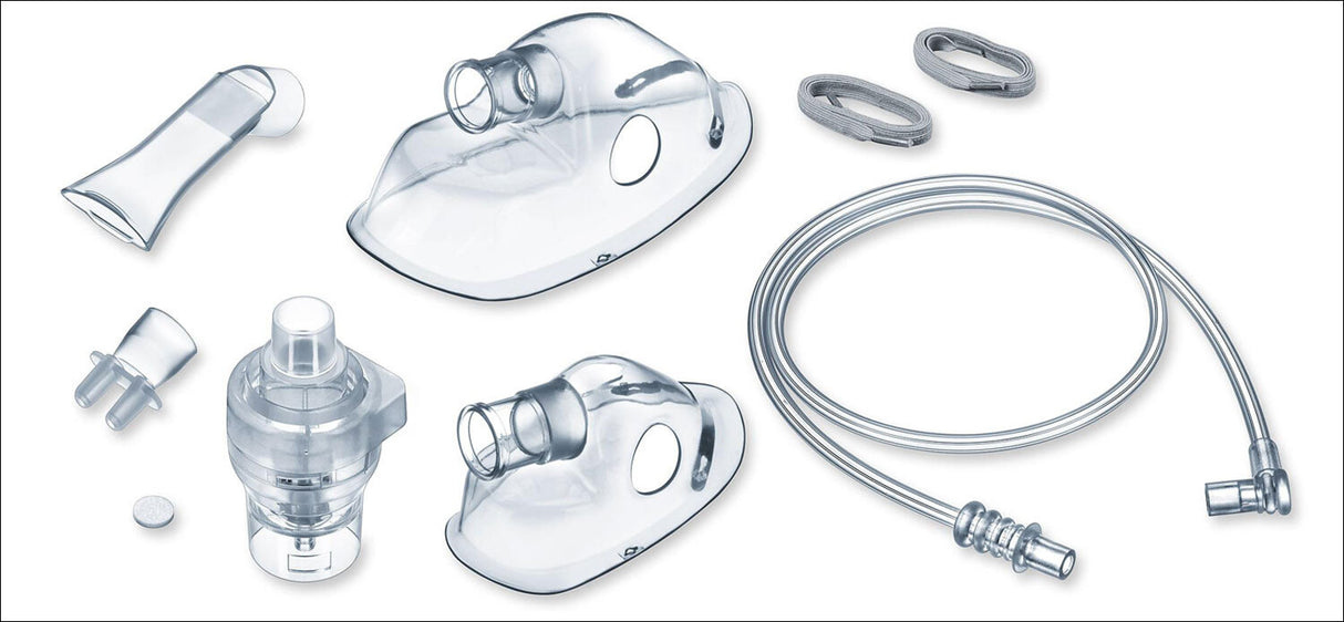 Verschiedene Teile eines Beatmungsgeräts, darunter Masken, Schläuche, Filter und Zubehör.