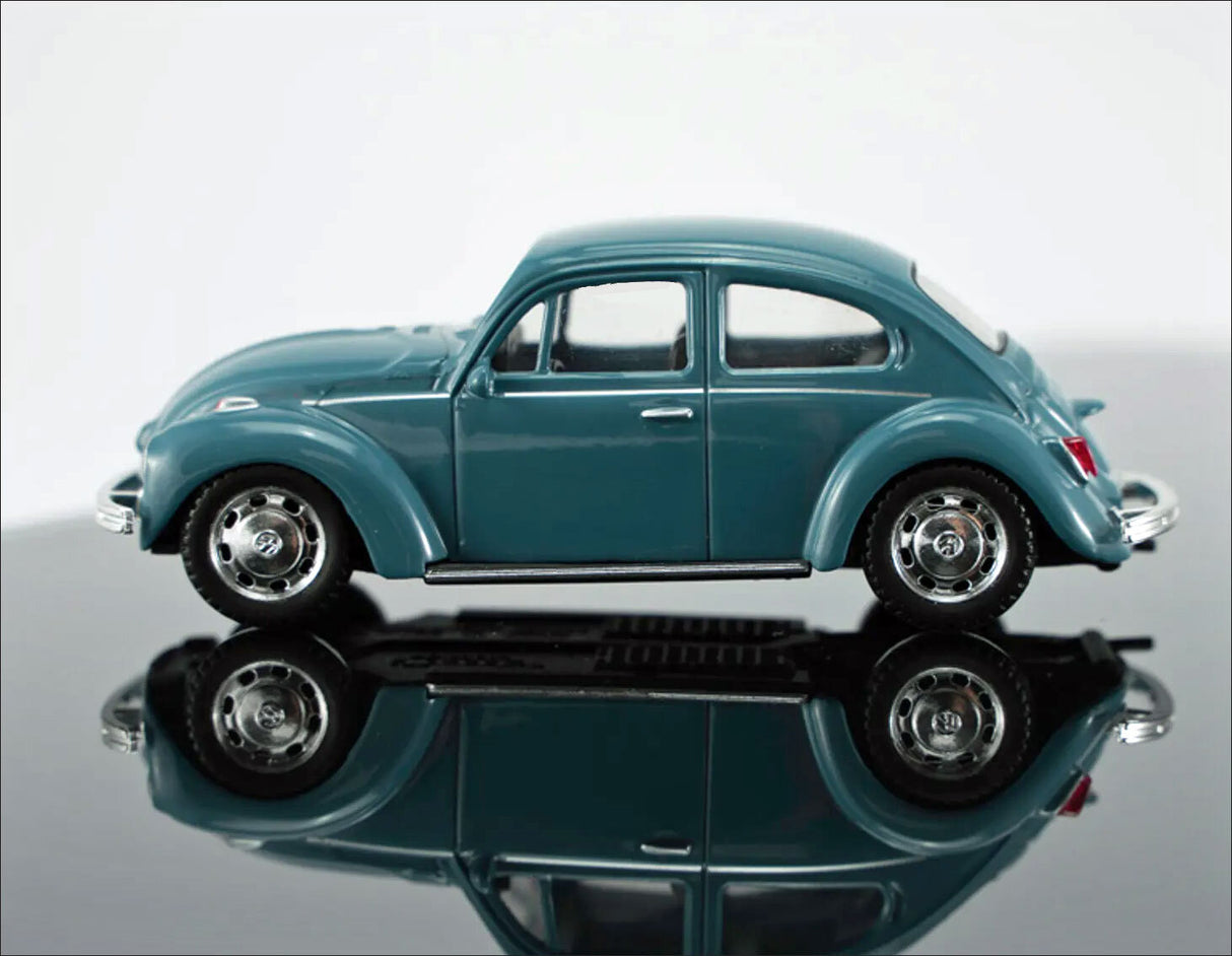 Kleiner, blauer Modellauto eines VW Käfer, mit Spiegelung auf schwarzem Untergrund.