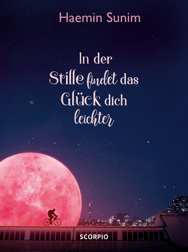 Sternenhimmel mit großer rosa Mond, Stadt im Hintergrund, Fahrradfahrer auf Dach, Text über Glück und Stille, Sternzeichen