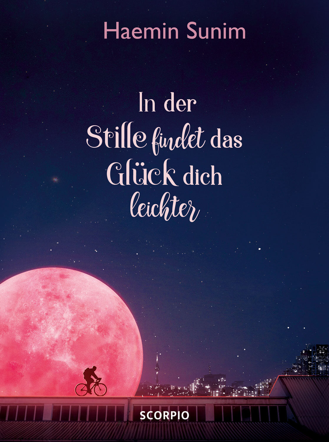 Sternenhimmel mit großer rosa Mond, Stadt im Hintergrund, Fahrradfahrer auf Dach, Text über Glück und Stille, Sternzeichen