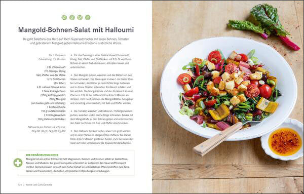 Bunter Mangold-Bohnen-Salat mit Halloumi auf einem weißen Teller, daneben eine kleine Schale mit Dressing.