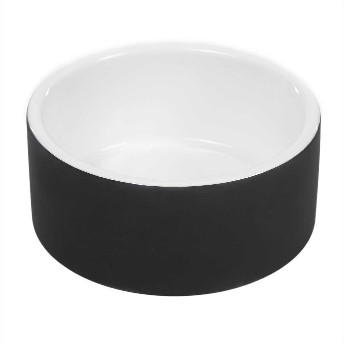 Schwarze Schale mit weißem Inneren, runde Form, auf weißem Hintergrund.