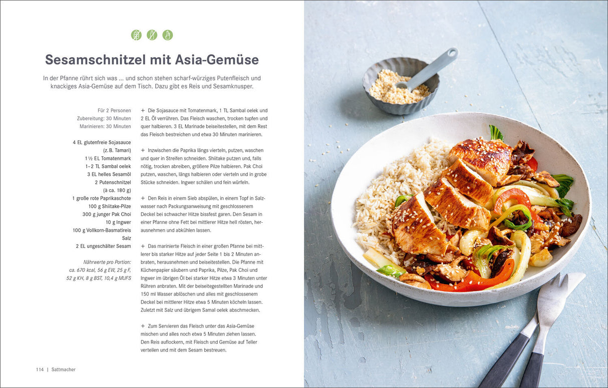 Bowl mit Sesamschnitzel, Asia-Gemüse und Reis, daneben ein kleiner Teller mit Sesamsamen.