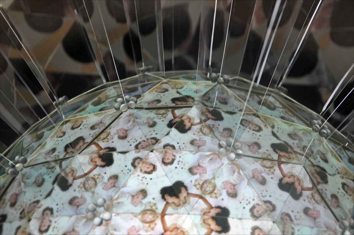 Ein aufgespanntes transparentes Regenschirm mit einem Muster aus mehreren Frauen.