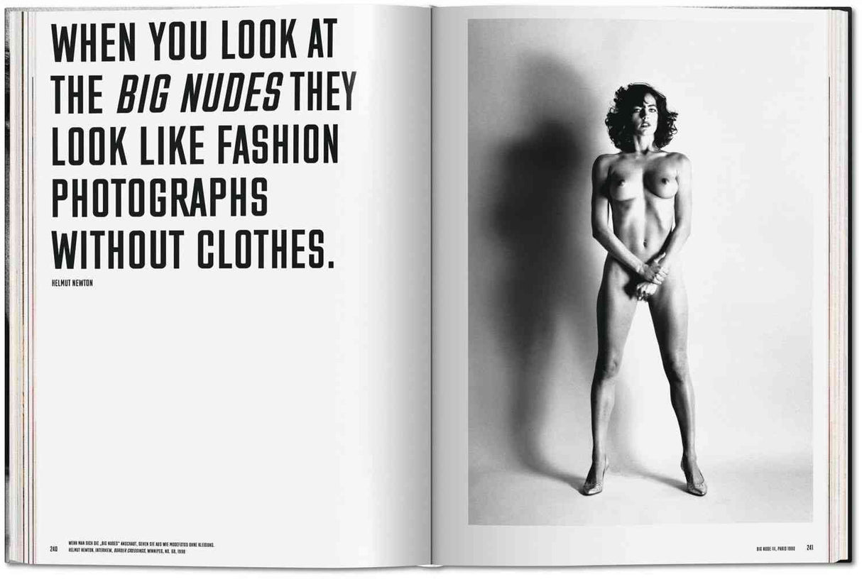 Zwei offene Buchseiten: Linke Seite mit Zitat von Helmut Newton, rechte Seite mit Schwarz-Weiß-Fotografie einer nackten Frau.