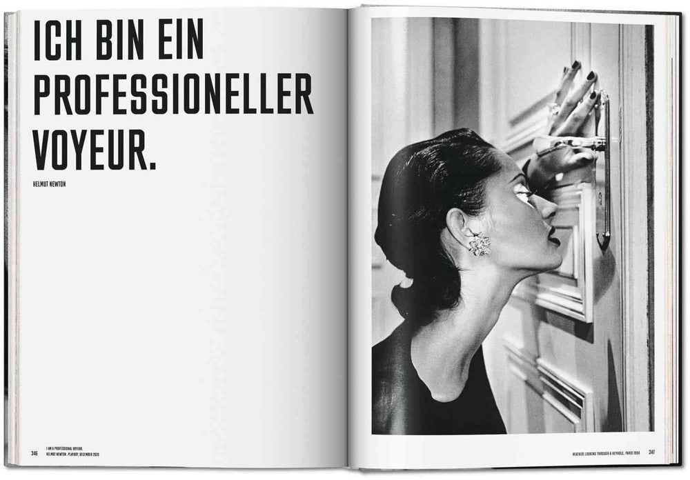 Schwarz-weiß-Foto einer Frau mit geschlossenen Augen, die durch ein Fenster schaut, mit eleganten Ohrringen und dunklem Haar.