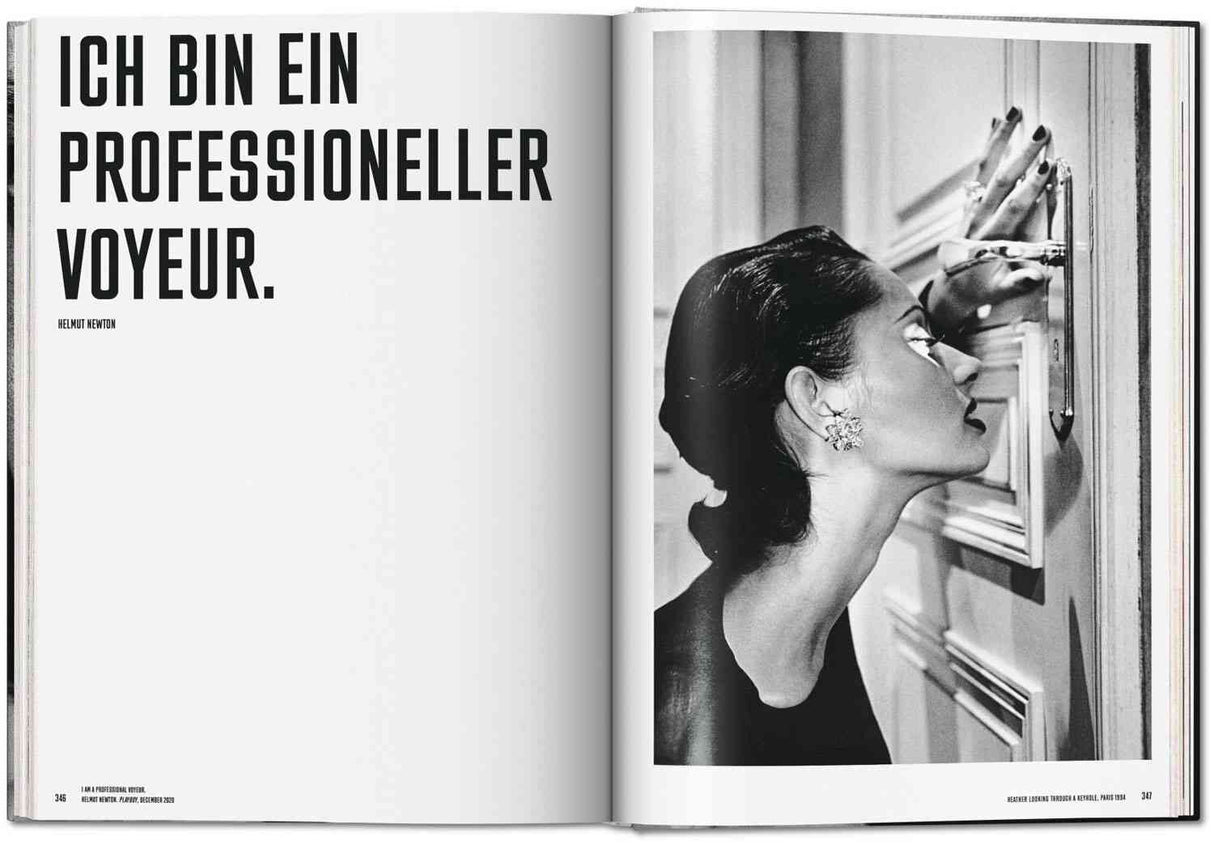 Schwarz-weiß-Foto einer Frau mit geschlossenen Augen, die durch ein Fenster schaut, mit eleganten Ohrringen und dunklem Haar.