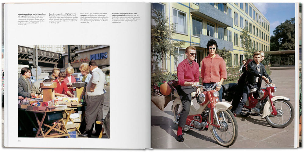 Zwei Frauen auf Motorrollern vor einem modernen Gebäude, eine trägt rote Kleidung, die andere dunkle Sonnenbrille.