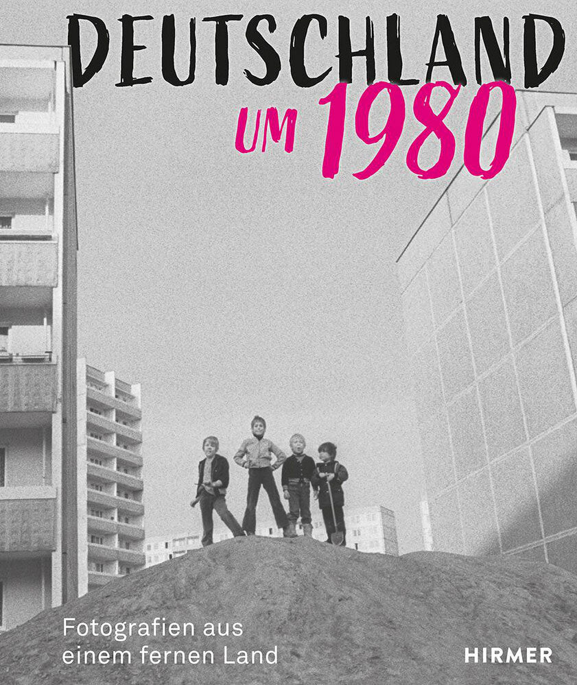 Vier Kinder stehen auf einem Hügel vor modernen Gebäuden, Schwarz-Weiß-Foto, Titel "Deutschland um 1980".