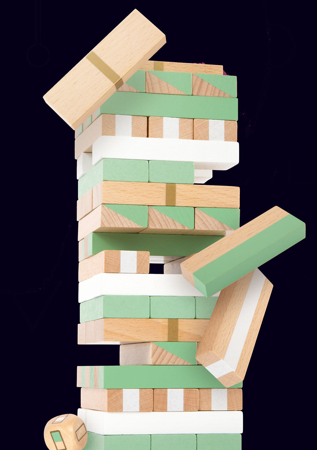 Holz-Jenga-Turm mit mehreren grünen, weißen und natürlichen Blöcken, einige Blöcke sind herausgezogen.