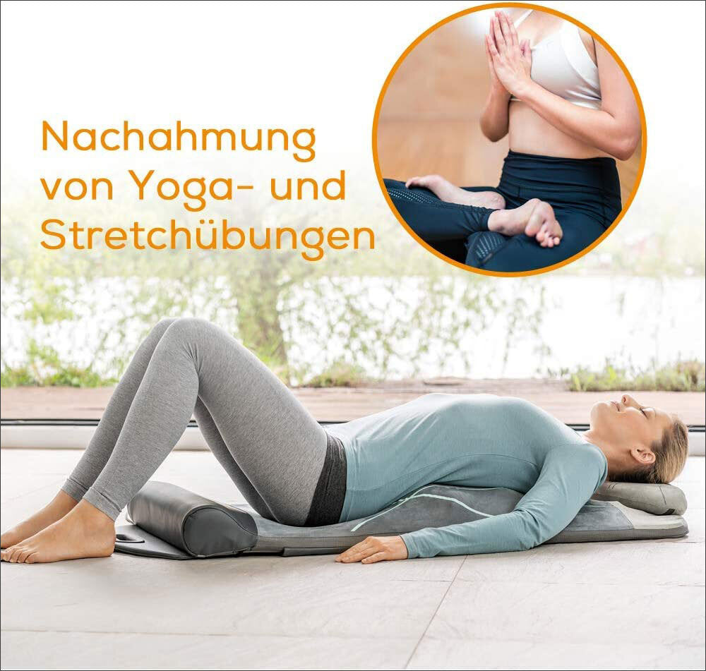 Frau liegt auf einer Yogamatte in Rückenlage, mit Kissen unter dem Kopf, im Wohnzimmer.