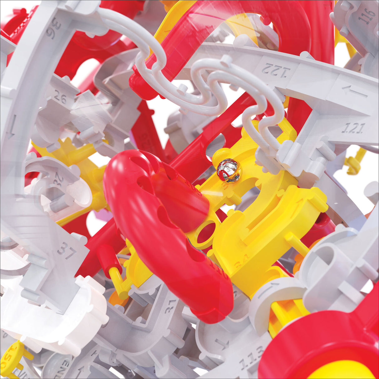 Bunte Kunststoffbausteine in Rot, Gelb, Weiß, mit einer kleinen Metallkugel.