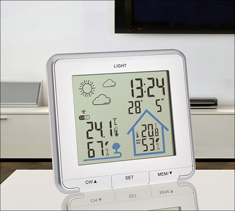 Digitales Wetter- und Raumklima-Display mit Uhr, Temperatur, Luftfeuchtigkeit und Wetteranzeige.