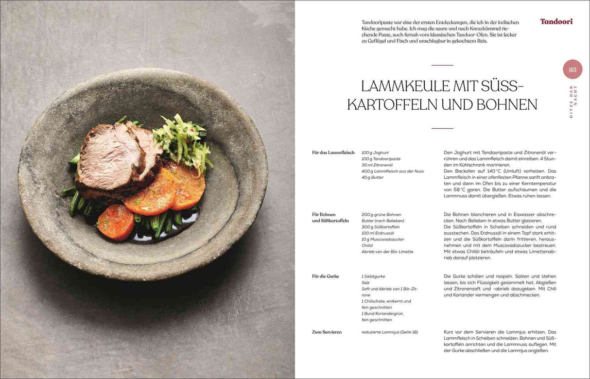 Gedeckter Teller mit Lammkeule, Süßkartoffeln, Bohnen und Salat, auf grauem Hintergrund.