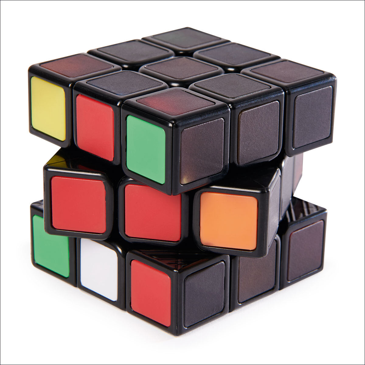 Drei übereinander gestapelte Rubik's Cubes, teilweise gelöst, auf weißem Hintergrund.