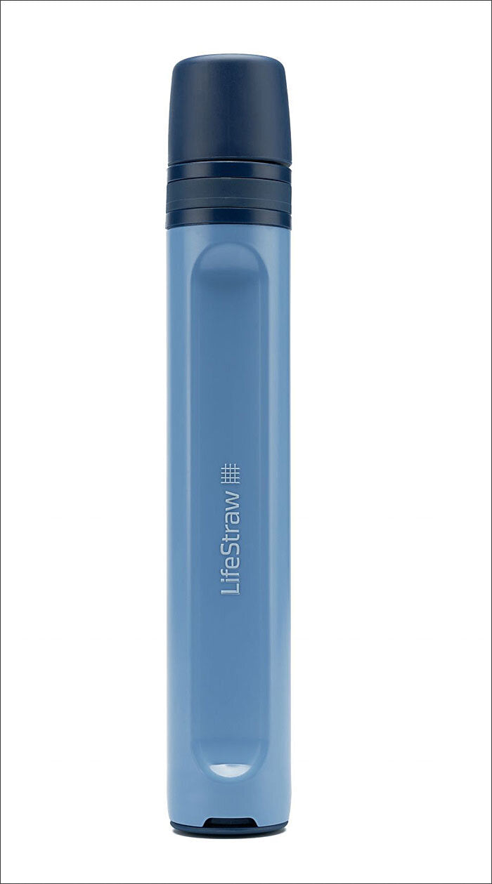 Blauer Trinkbecher mit dunklem Deckel und der Aufschrift "LifeStraw" auf der Seite.