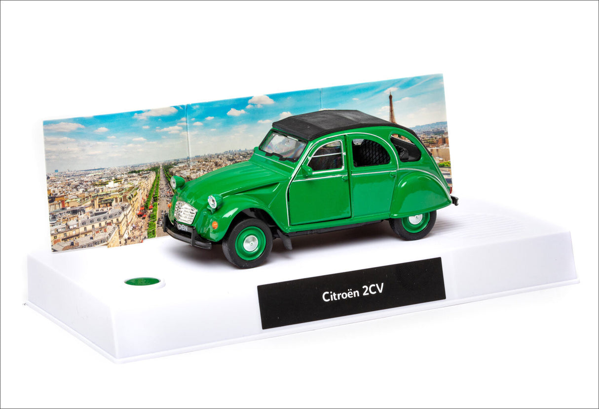 Modell eines grünen Citroën 2CV vor einer Paris-Hintergrundkarte auf weißem Display.