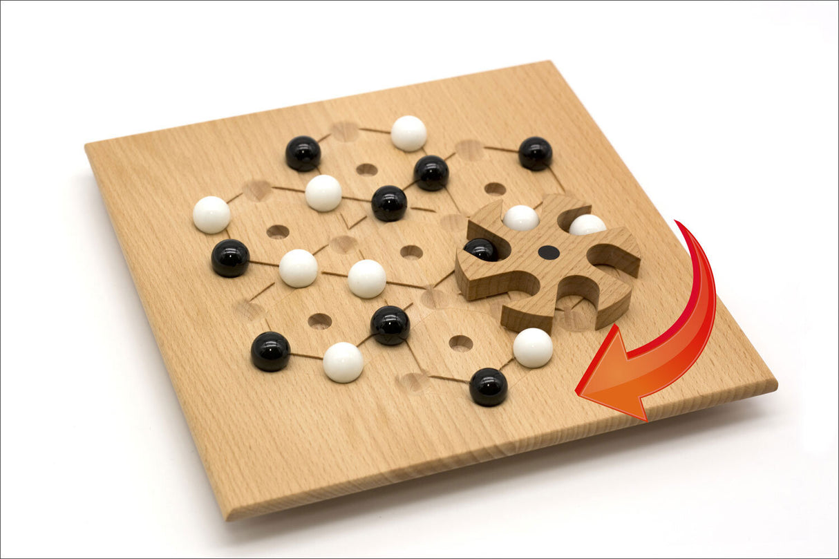 Holzspielbrett mit schwarzen und weißen Kugeln, eine Holzfigur und roter Pfeil.