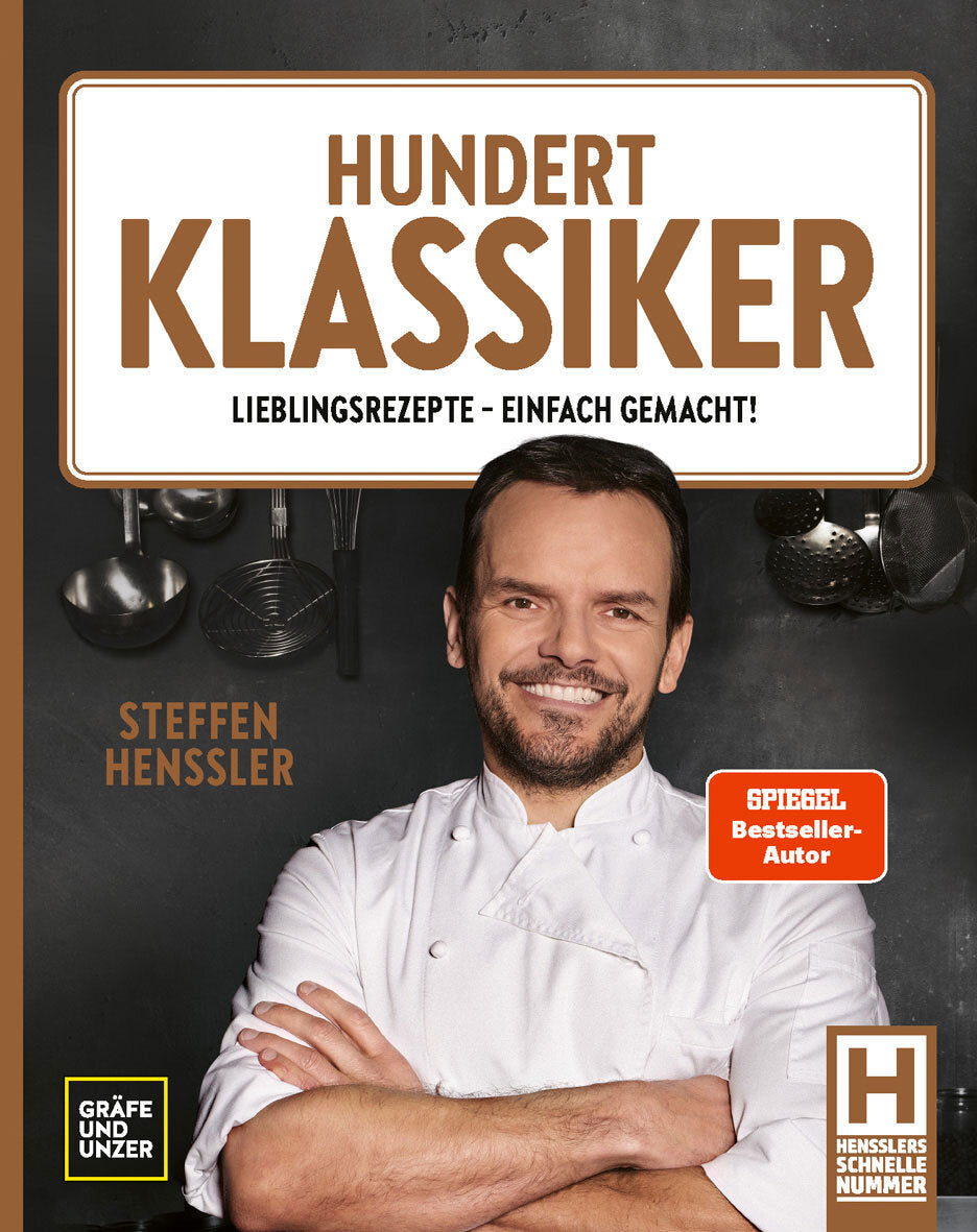 Buchcover mit einem lächelnden Koch in Weiß, hinter ihm schwarze Wand mit Kochutensilien, Titel "Hundert Klassiker"
