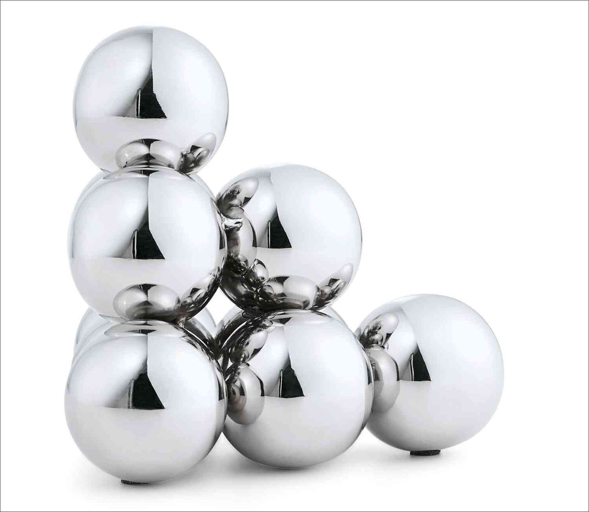 Mehrere silberne, reflektierende Kugeln in einer Pyramidenform auf weißem Hintergrund.