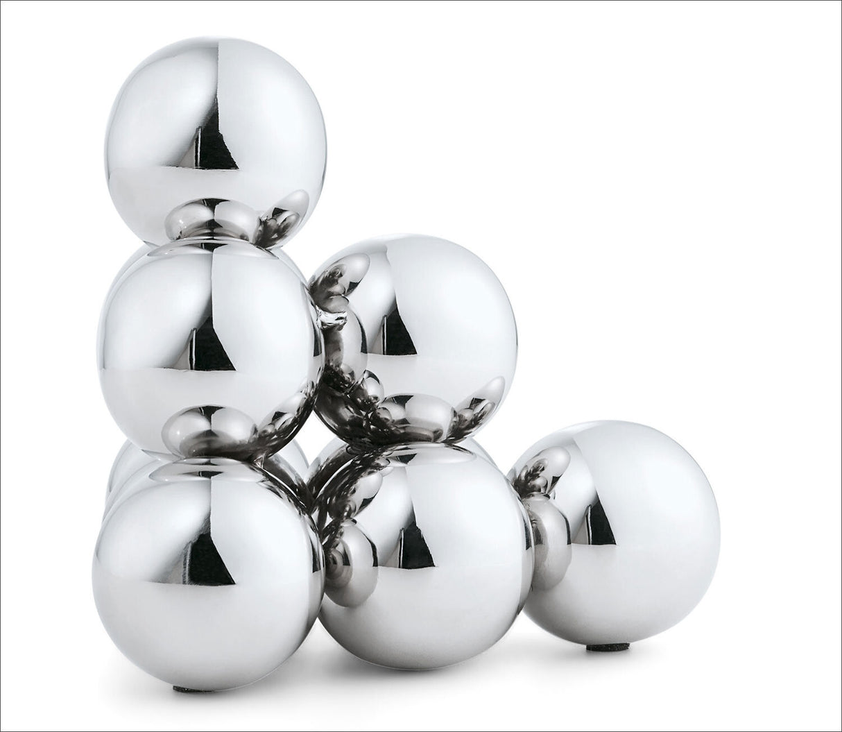 Mehrere silberne, reflektierende Kugeln in einer Anordnung auf weißem Hintergrund.