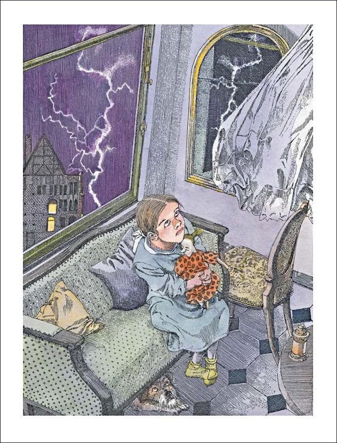 Junge sitzt auf Sofa, hält Stofftier, schaut aus Fenster mit Blitz und Regen, im Raum sind Vorhänge, Stuhl, Katze liegt am Boden.