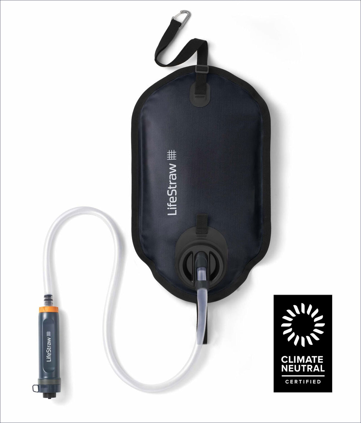 Ein tragbares Wasserfiltersystem mit einem schwarzen Beutel, einem Schlauch und einem Filter, sowie einem "Climate Neutral" Zertifizierungslogo.