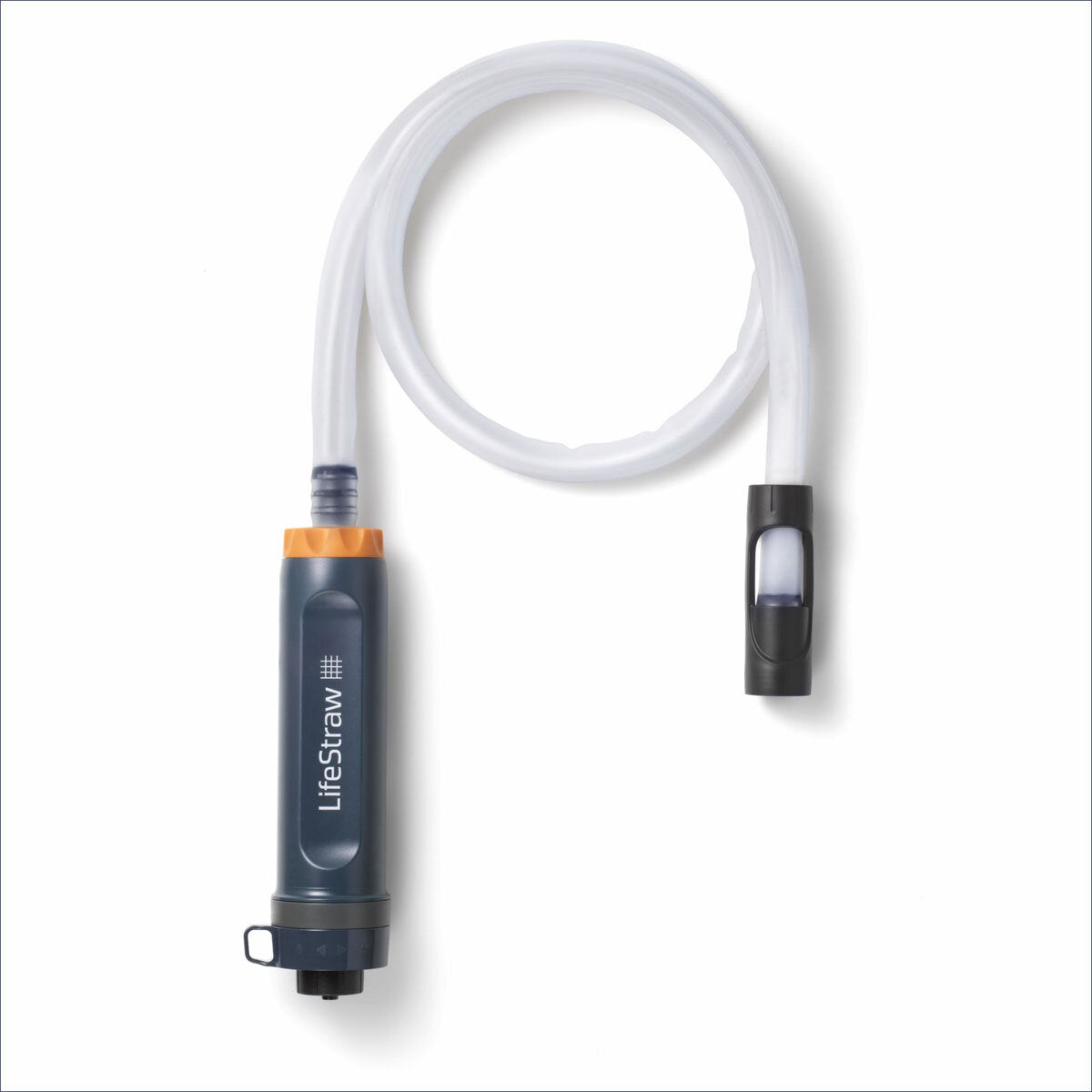 Ein tragbares medizinisches Gerät mit einem schwarzen Griffstück, einer transparenten Schlauchleitung und einem schwarzen Verschluss. Das Griffstück ist mit "LifeStraw" beschriftet.