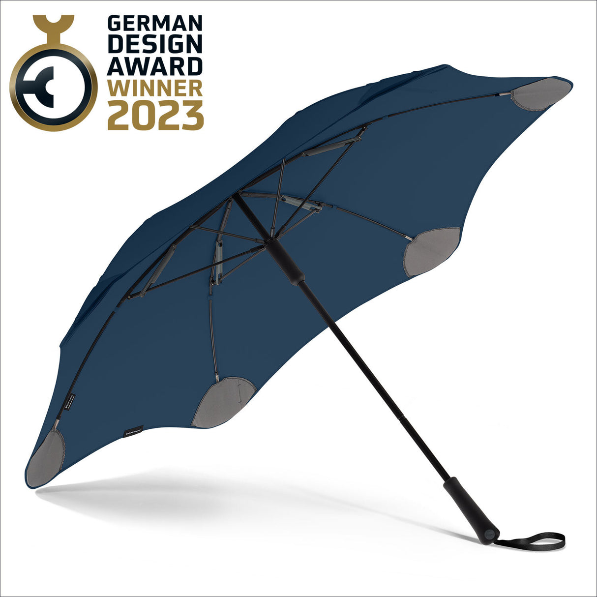 Regenschirm mit blauer Stoffbespannung, schwarzem Griff, aufgespannt, gegen weißen Hintergrund.