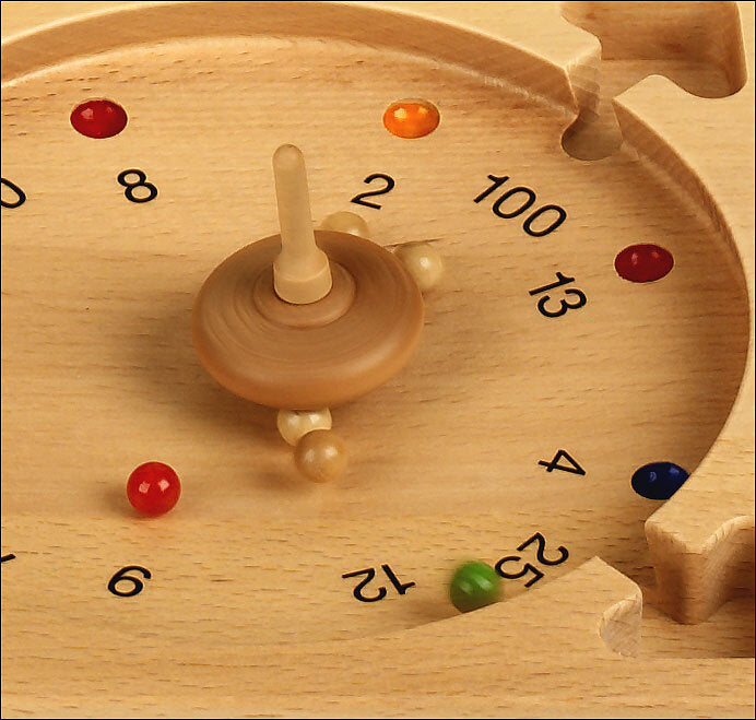 Holzspieluhr mit bunten Kugeln und Zeiger, zeigt die Zeit.