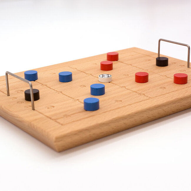 Hölzernes Tischhockey-Spiel mit blauen, roten und schwarzen Spielfiguren, Toren und einem Spielstand-Spinner.